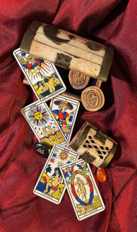 Arrojando luz sobre las cartas: ¿Qué es exactamente el Tarot?