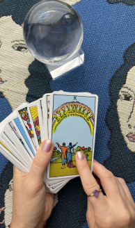 Decodificando el corazón: Tarot del amor: ¿Qué está pensando?