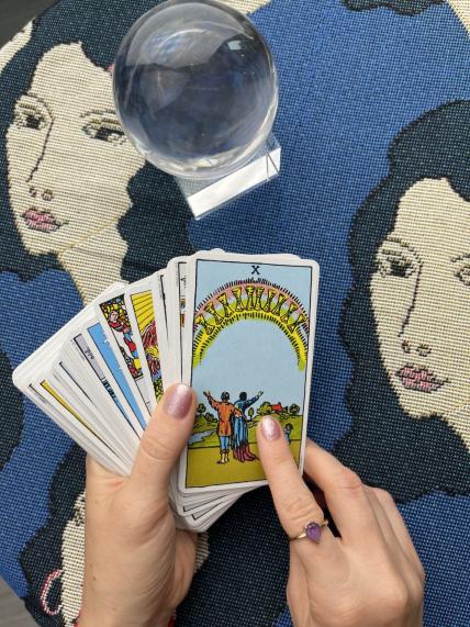 Decodificando el corazón: Tarot del amor: ¿Qué está pensando? [es] post image