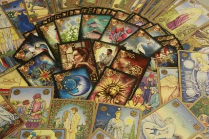 From Dimensions to Divination: Tarot Card Size and Other Intriguing Tarot Facts [en] post image