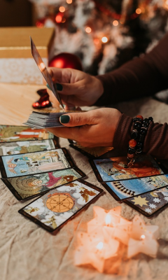 Knight of Cups Tarot Meaning: Messages about Love, Creativity, and Feelings [en]